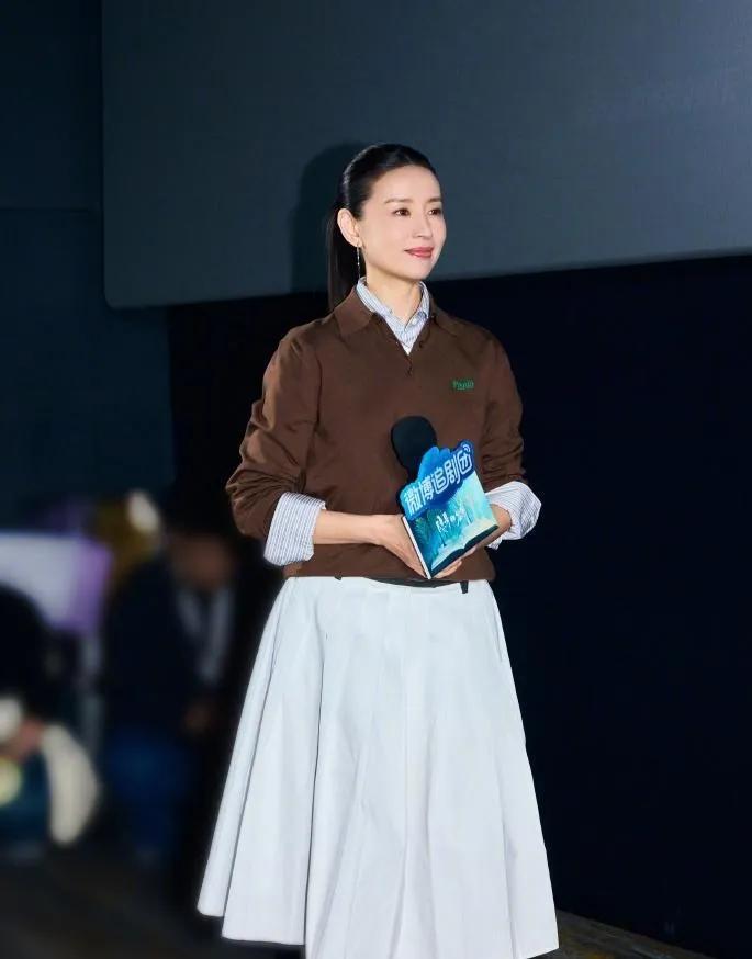 董洁这状态也太绝了董洁真的越活越年轻！高马尾造型瞬间减龄✨棕色翻领针织衫