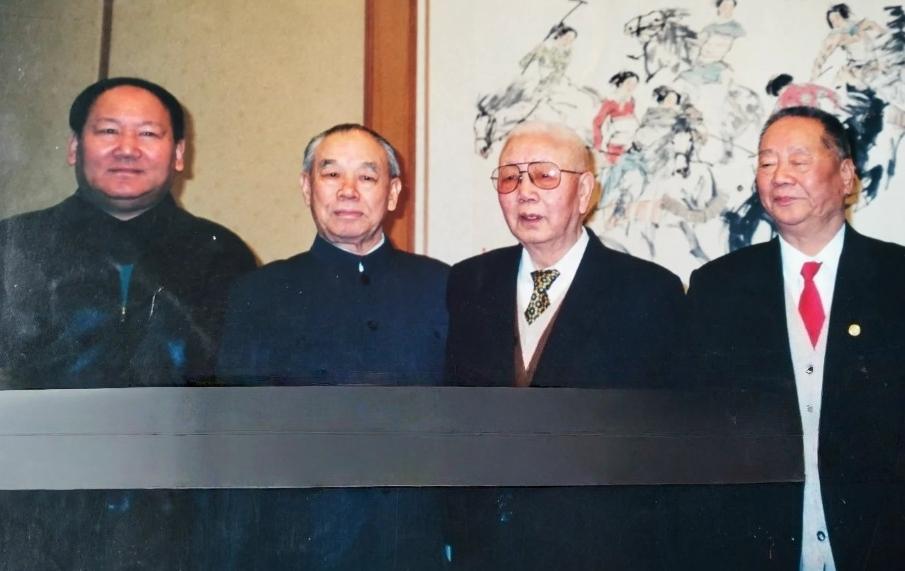 这四位老人，都不是普通人，当年可都是大司令。左一是傅全有，山西原平人，当过成都军