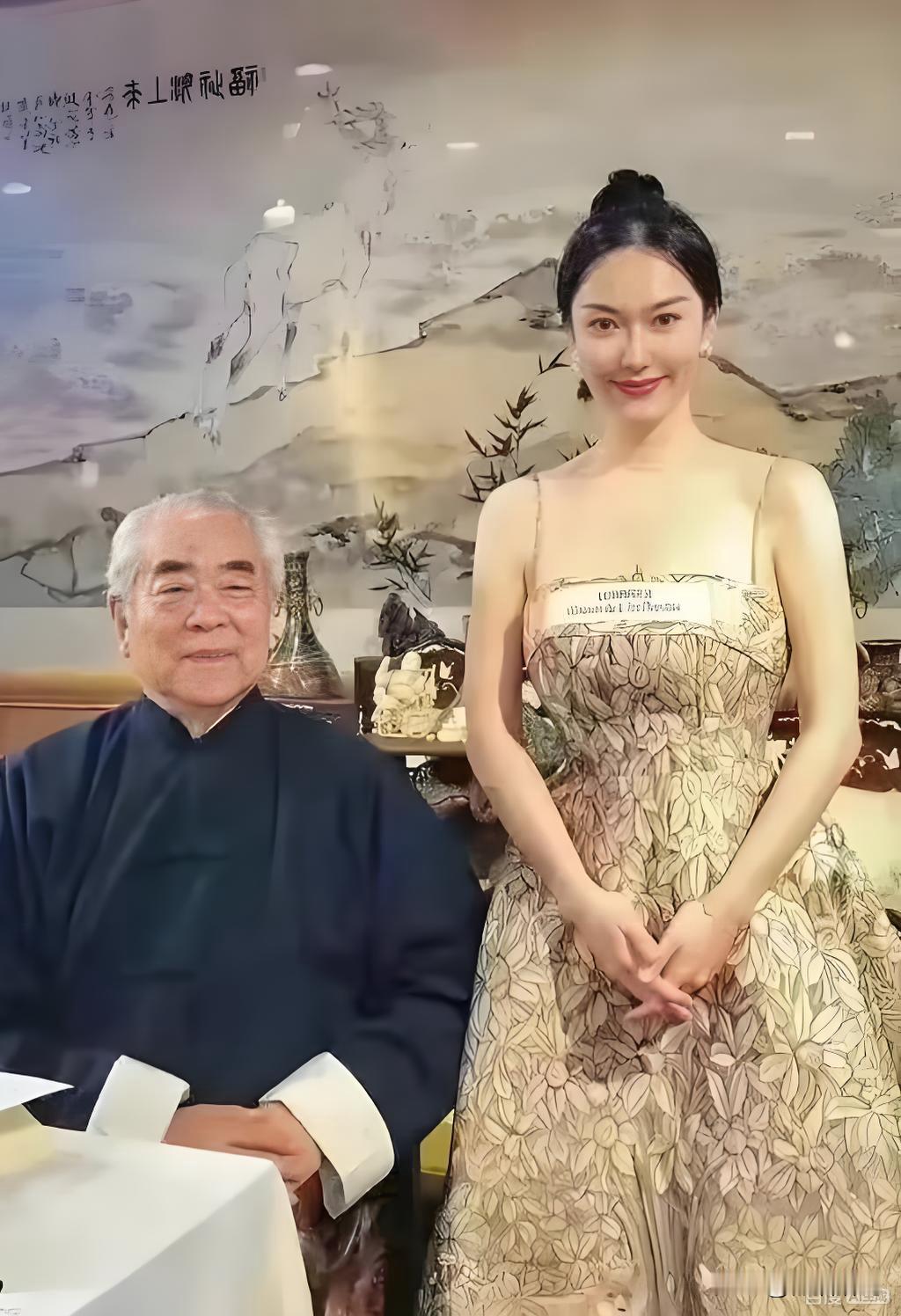 范曾的第四任妻子徐萌，究竟是何许人也？徐萌的资料很少，网传她是1988年出生