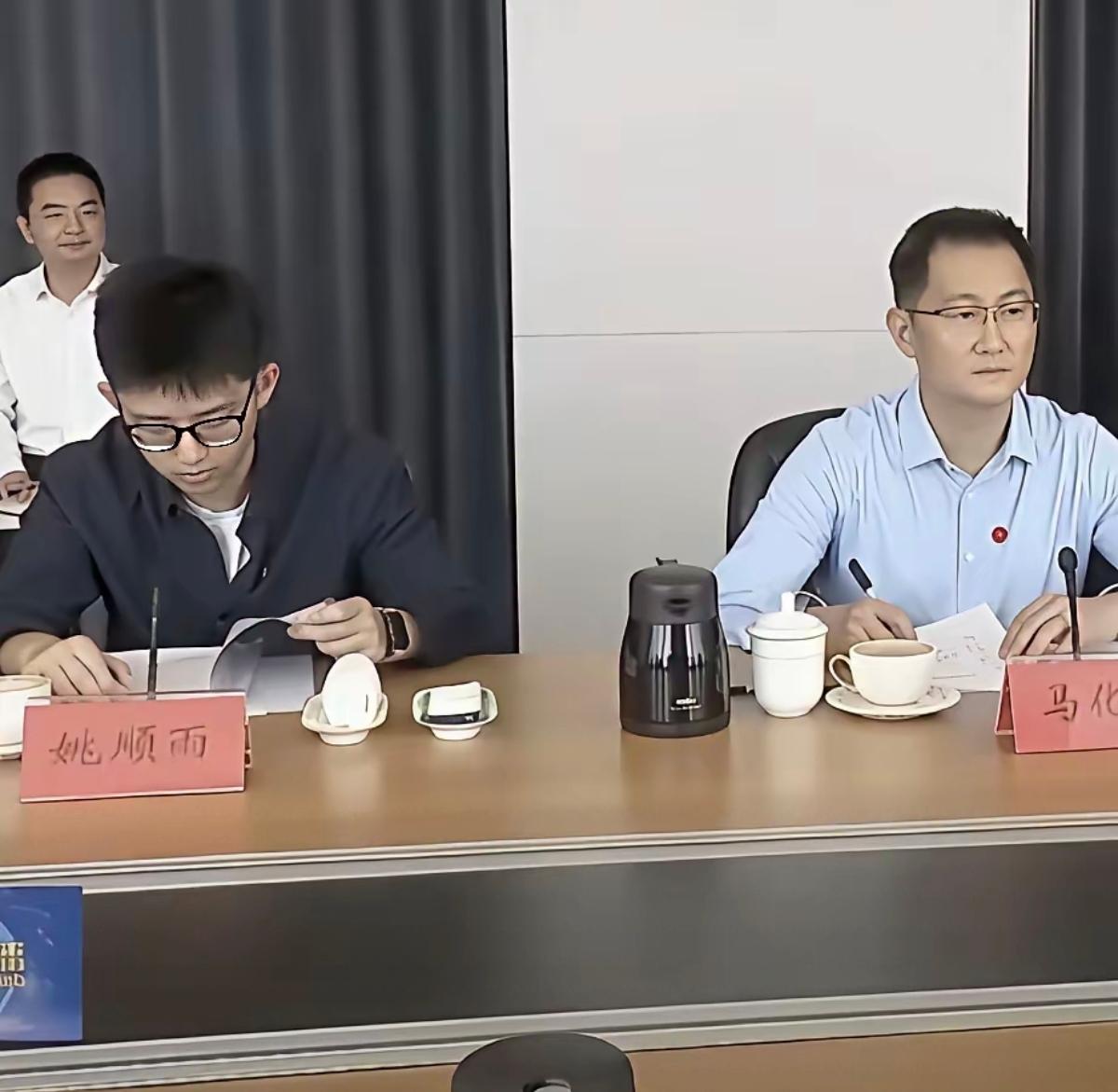 左边那个人的名字取得好，谐音梗，父母的愿望很大，现在也不错，能与马化腾平排坐，也