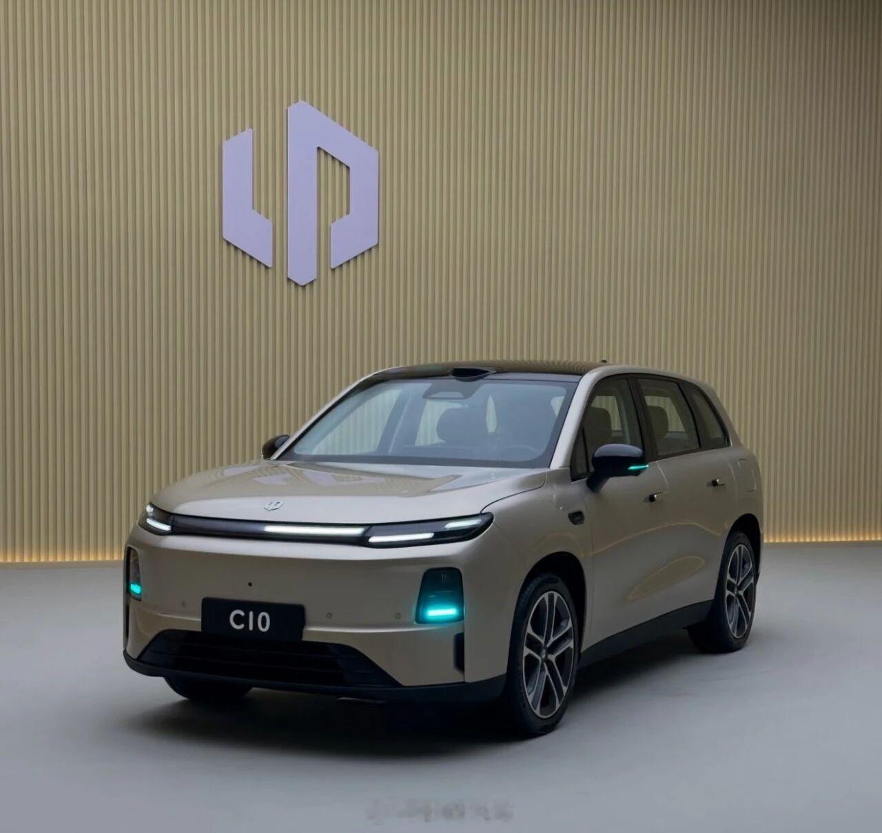 #零跑C10#零跑C10全球累销突破30万台，能在中型SUV赛道长期领跑，关键在于超前的产品节奏。三