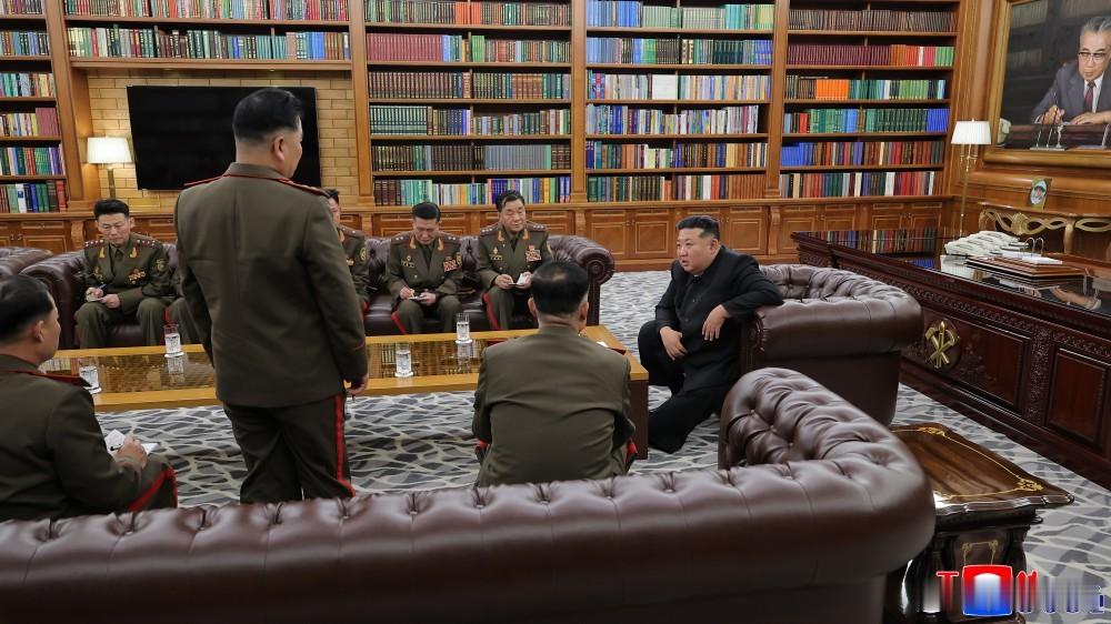 金正恩会见军队海外作战主要指挥员，他们回国是为参加朝鲜国家授奖仪式。​​​