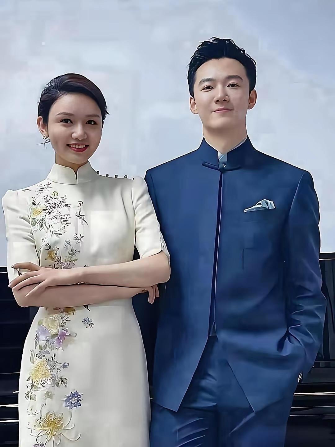 一袭雅致绣花旗袍，一身藏蓝新中式礼服。两人国风穿搭相得益彰，温润大气，自带端庄从
