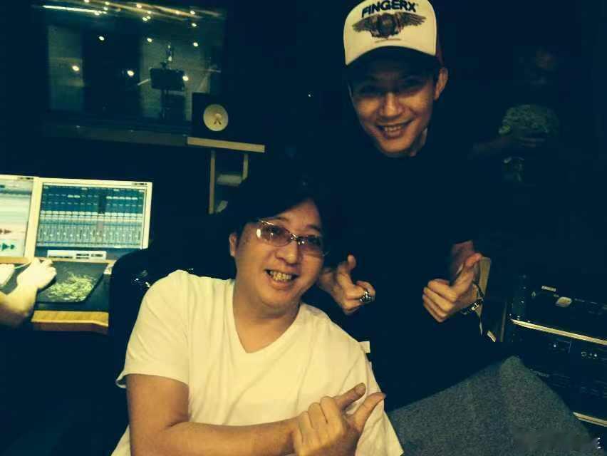 陈楚生晒合照悼念袁惟仁陈楚生说会永远记住在一起的时光陈楚生晒合照悼念袁惟仁，陈楚