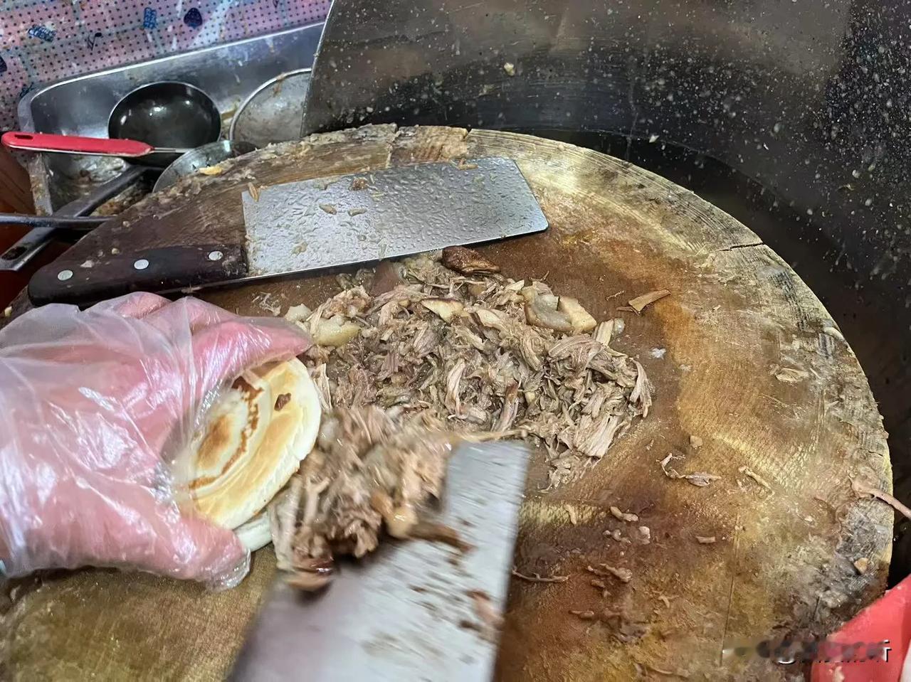 馍大肉多的肉夹馍，难怪每次来人都挺多。西安老面肉夹馍下午路过西安长安黄良街