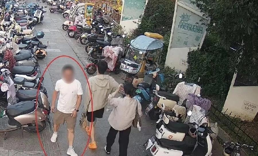看完电影顺手牵“车”？前几天在江苏丹阳吾悦广场出了件离谱事儿——一位张女士看