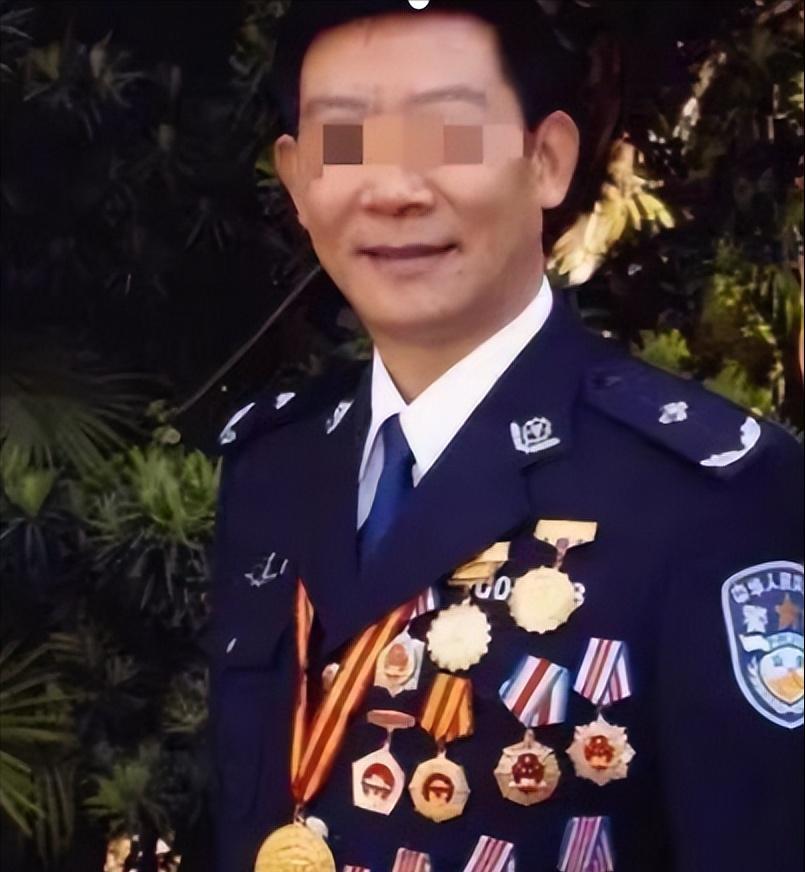 1992年，一位卧底多次的缉毒警受邀颁奖，没想到主办方却突然直播，结果导致英雄被