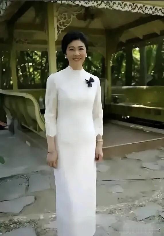 亚洲曾经的气质女神，果然是名不虚传，穿着白色长款连衣裙，长相秀美大气，举止间尽显