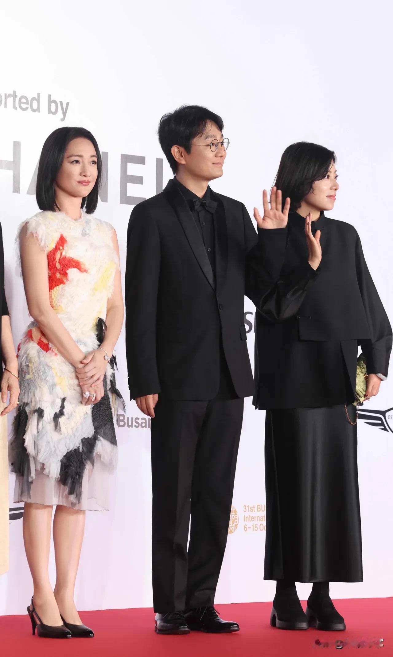 此前周迅满头白发的路人路透引发热议，不少网友感慨她随性真实的状态。近日，周迅现身