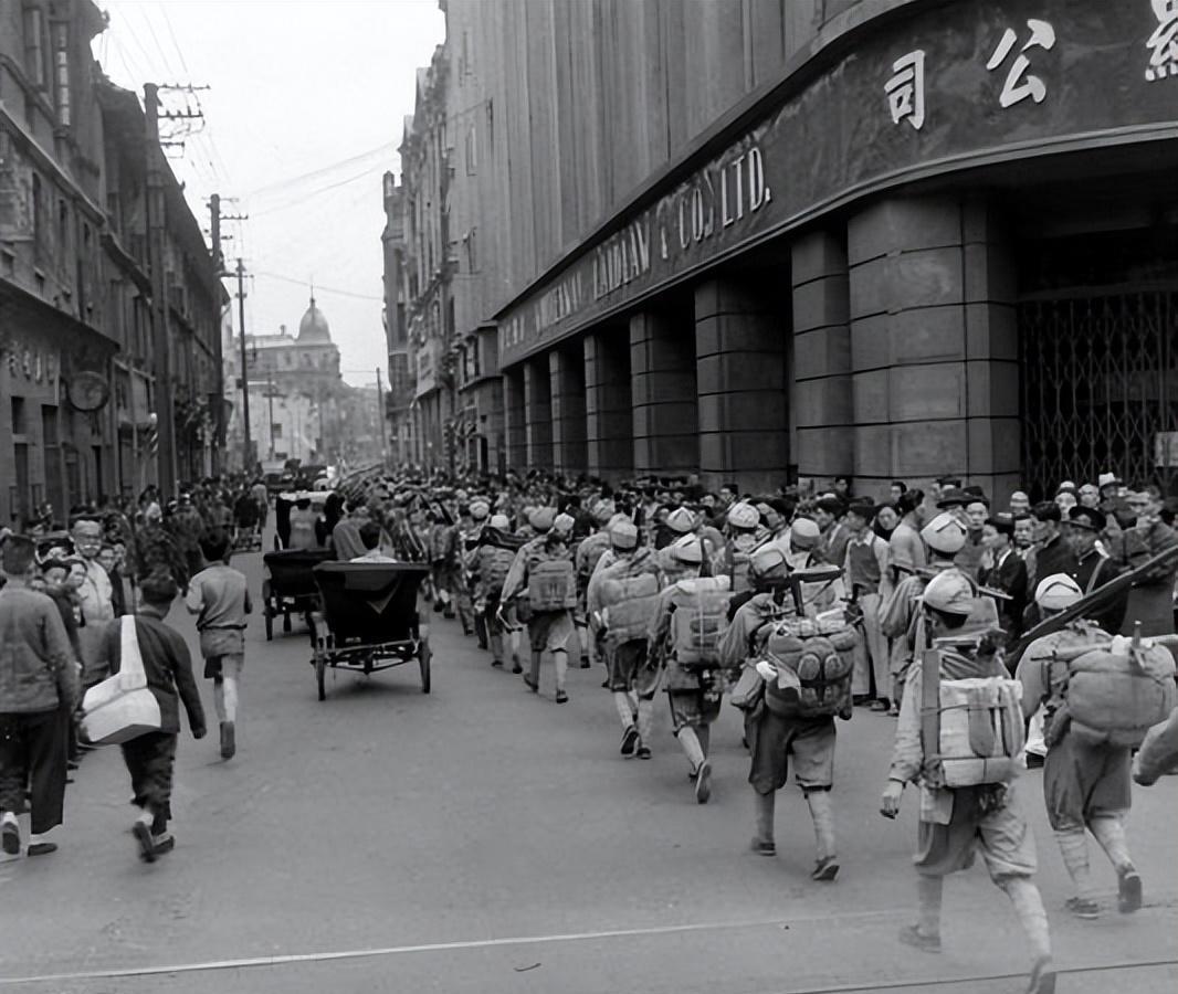 1949年5月，上海解放后不久，一座原属国民党机构的新生活俱乐部内，正在举行一场