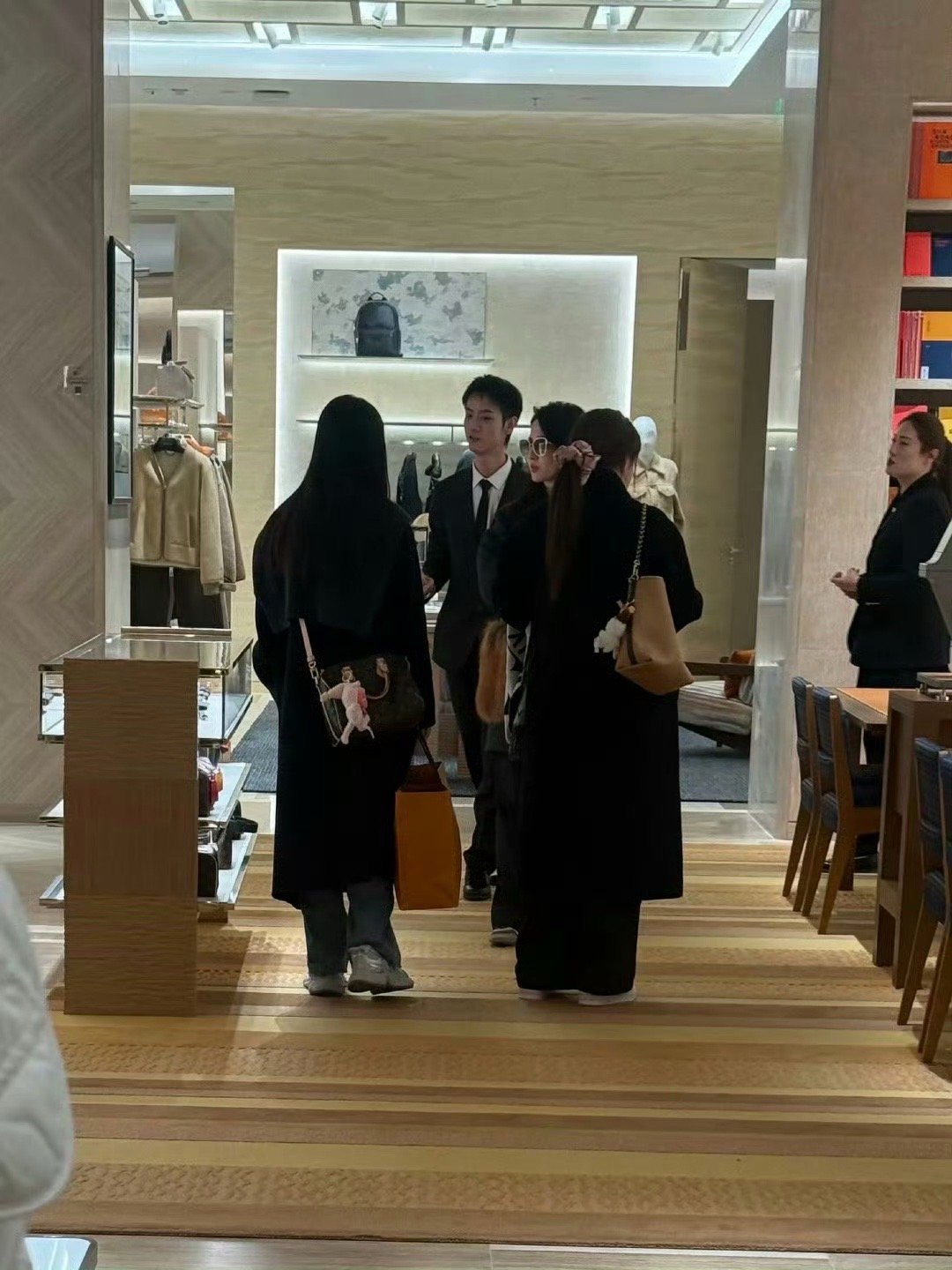 网友北京偶遇刘亦菲购物人群中天仙的一张脸美署谁了