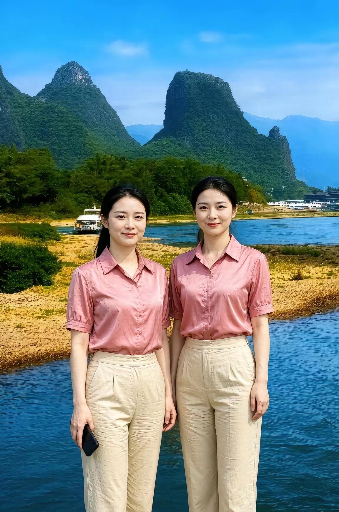 姐妹俩和你相亲，你喜欢哪一位？左边是明眸含笑，端庄温婉，右边这位是落落大方，优雅