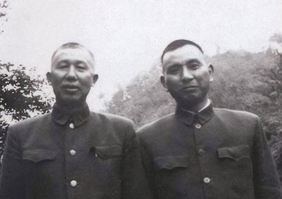 他比其他上将行政等级低一级，有资历，有职务，问题出在哪里？“1965年1月的这
