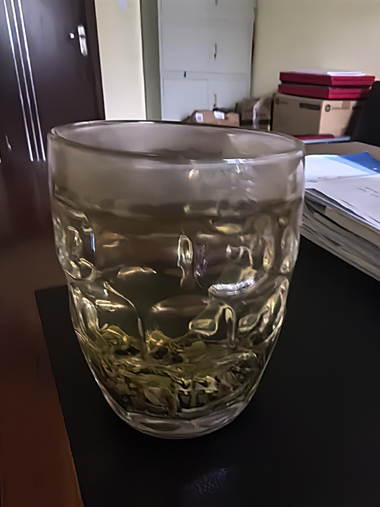 常喝茶对身体的益处茶叶含有茶多酚、咖啡碱、茶氨酸、多种维生素与矿物质，长期