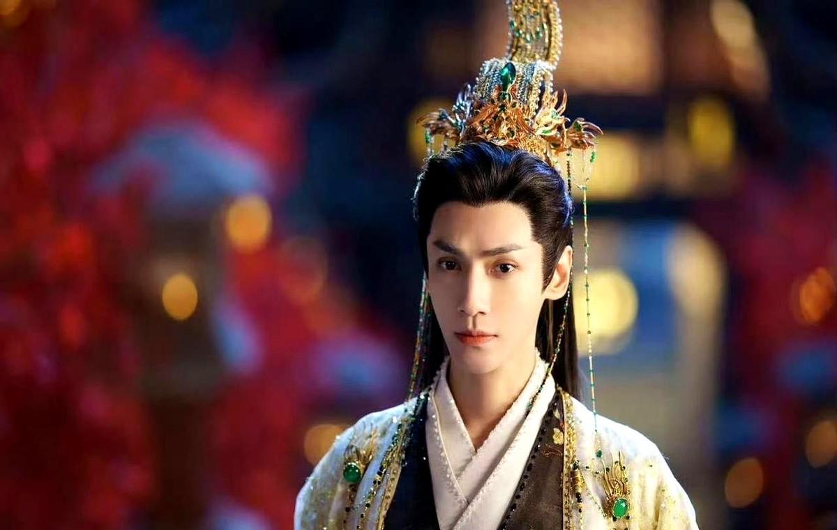 杨紫和罗云熙没走，但平台敢押注了。芒果TV不搞浮夸宣发，直接把人绑在剧上。一