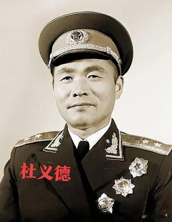 1981年军委给兰州军区发了两辆皇冠2.8小轿车。车子给谁用呢？军区司令员杜义德