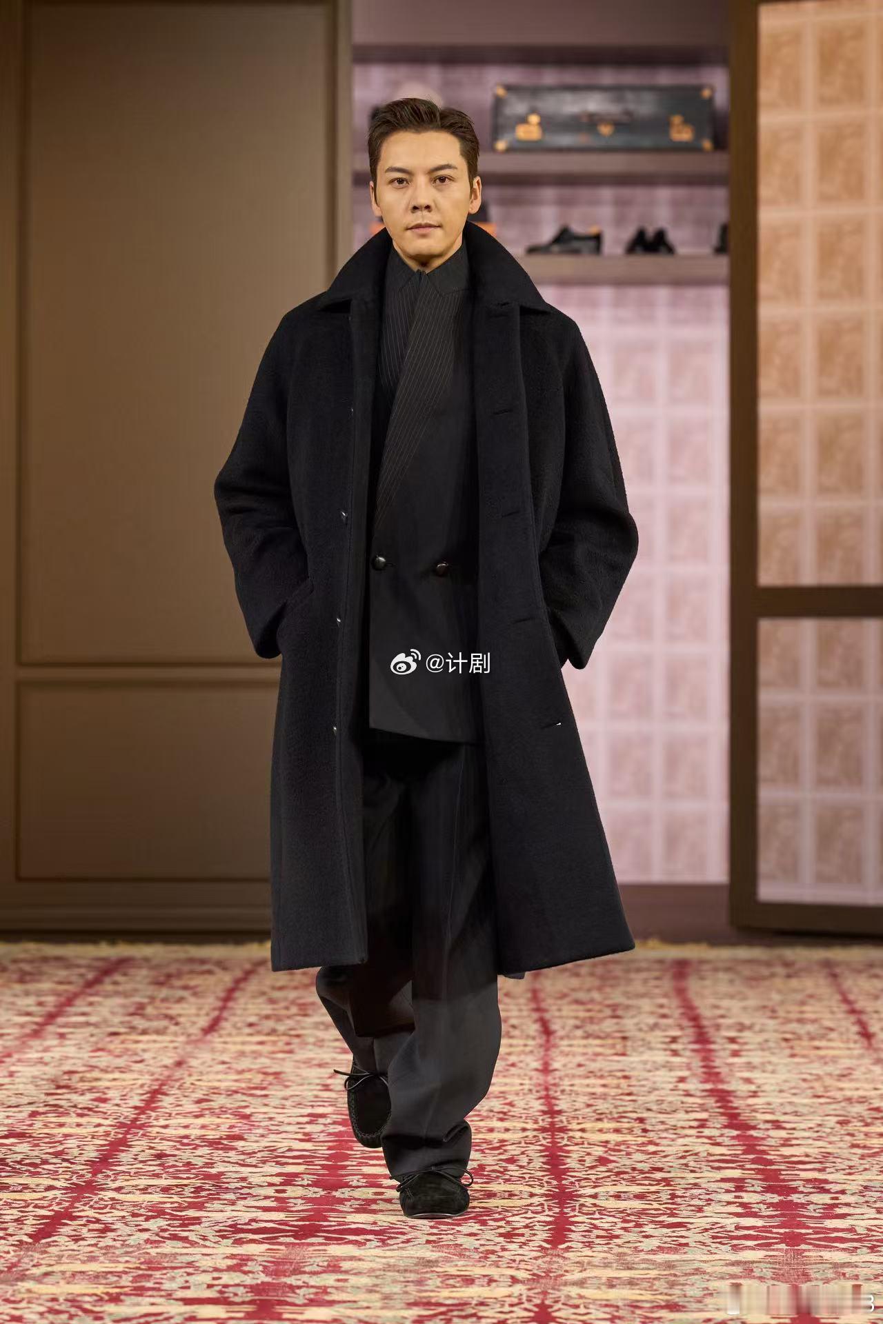 陈伟霆这次完全男模来的从演员到T台模特的身份转换，他完成得相当漂亮。台步稳健，