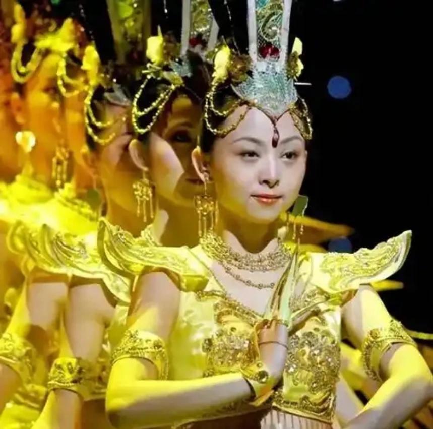 曾以《千手观音》惊艳世界的邰丽华，面对豪门八年苦追，毅然选择与普通学子李春携手。
