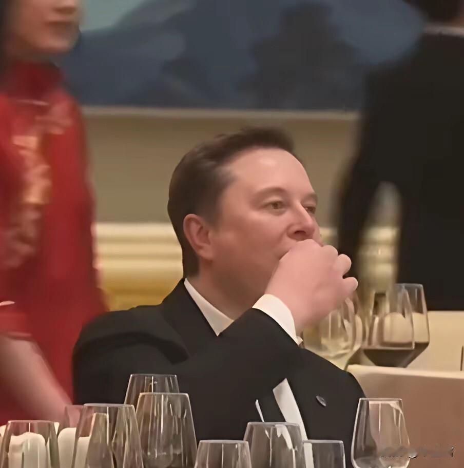 忍不住，马科斯“偷”了一块点心！马斯克在中国开了特斯拉汽车工厂，他对中国十分熟