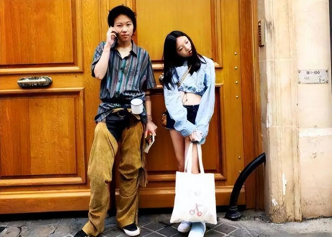 窦靖童与李嫣，同母异父，却活成了自由野生派与精致精英派的两种极致，内核都是王菲的