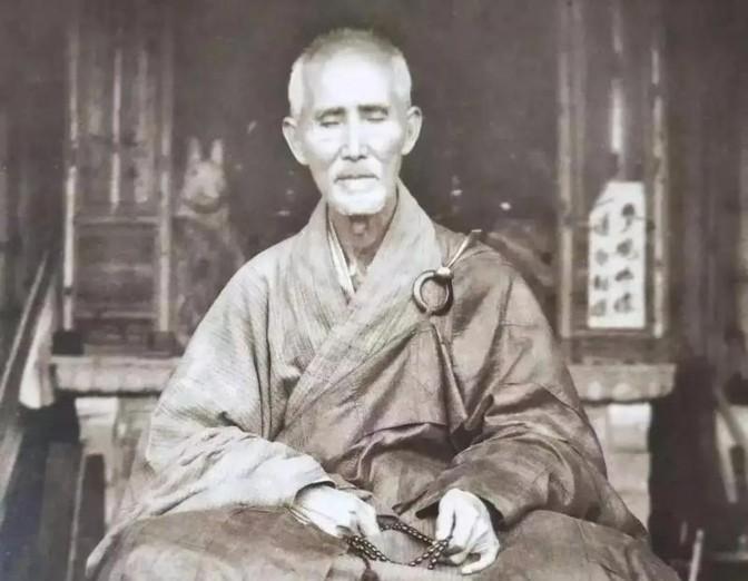 1943年初，蒋介石拜会了104岁的虚云大师，询问抗日战争的结果，大师听后不语，