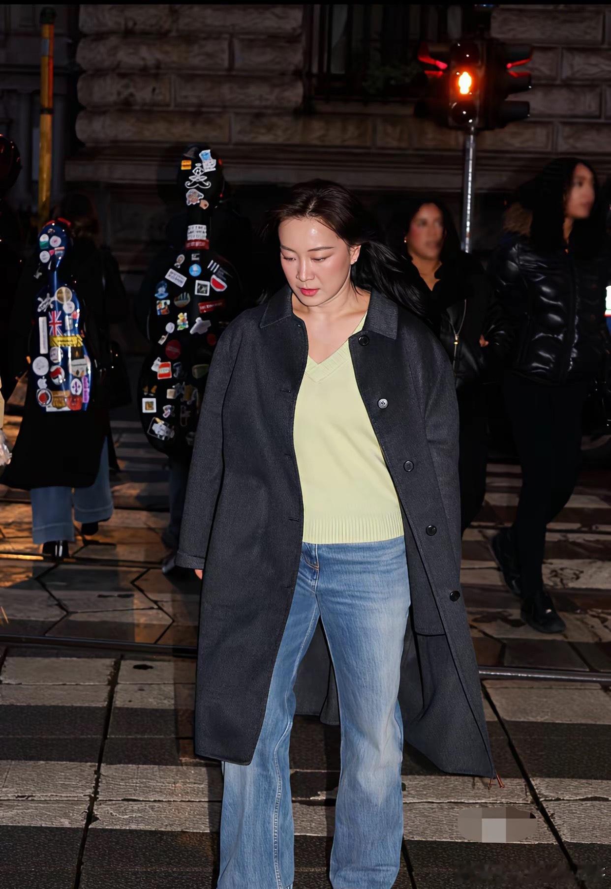 贾玲怎么长这样了？这照片完全认不出，看着有点像韩国的孔孝真，感觉瘦下来之后，她整