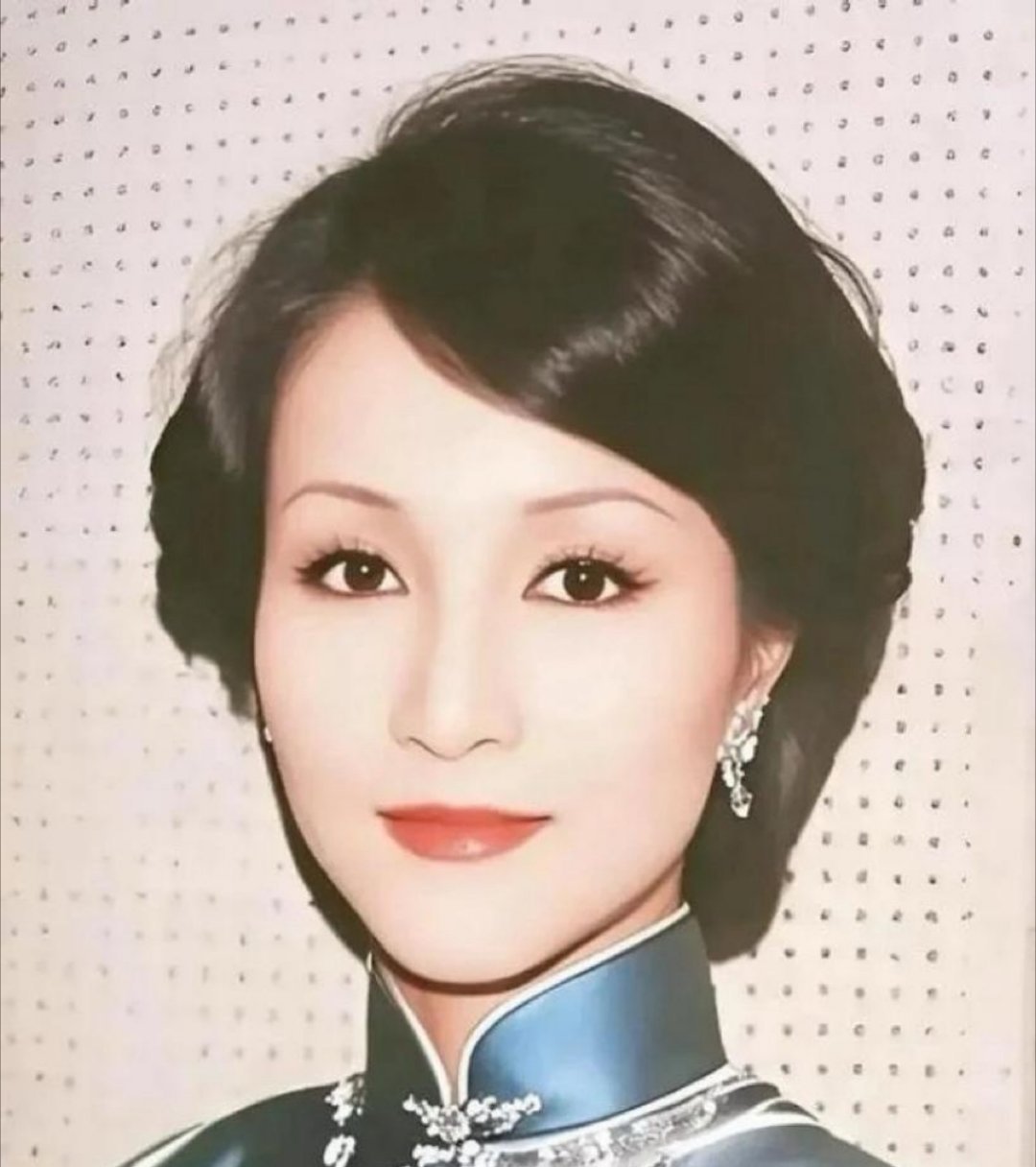 狄波拉这辈子最有骨气的事，并不是拿下港姐冠军，而是1995年那场离婚。当时谢贤撂