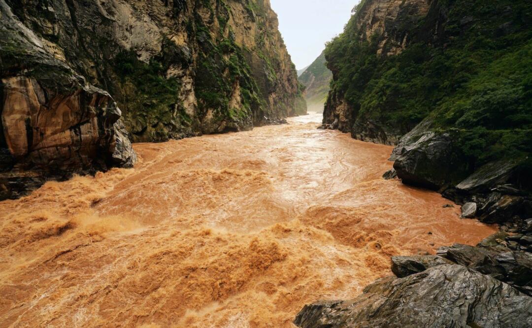 【地理知识】山间奇景，如此狭窄的虎跳峡