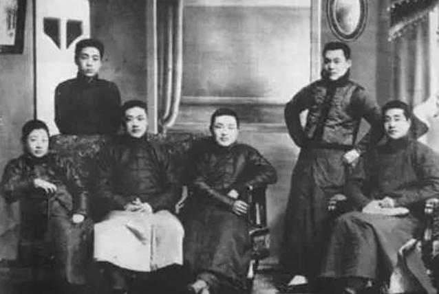 【周恩来的化妆易容术有多厉害？】蒋介石对戴笠说：“如果我们抓住了周恩来，整个共产