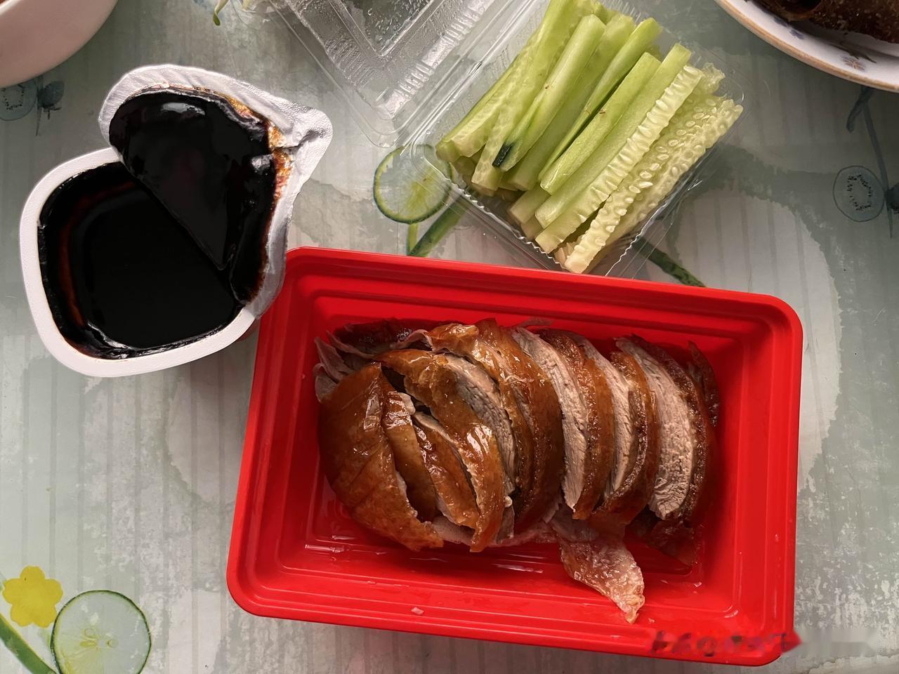 今年端午就我们一家三口，我、老公还有公公，简单做了一桌家常菜过节。清爽炒马兰头，