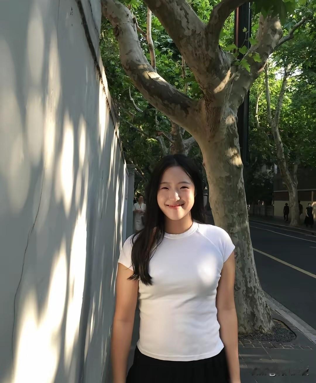 申裕斌逛完迪士尼，又去逛上海街头了吗？不得不说，申裕斌的身材真棒，一件简