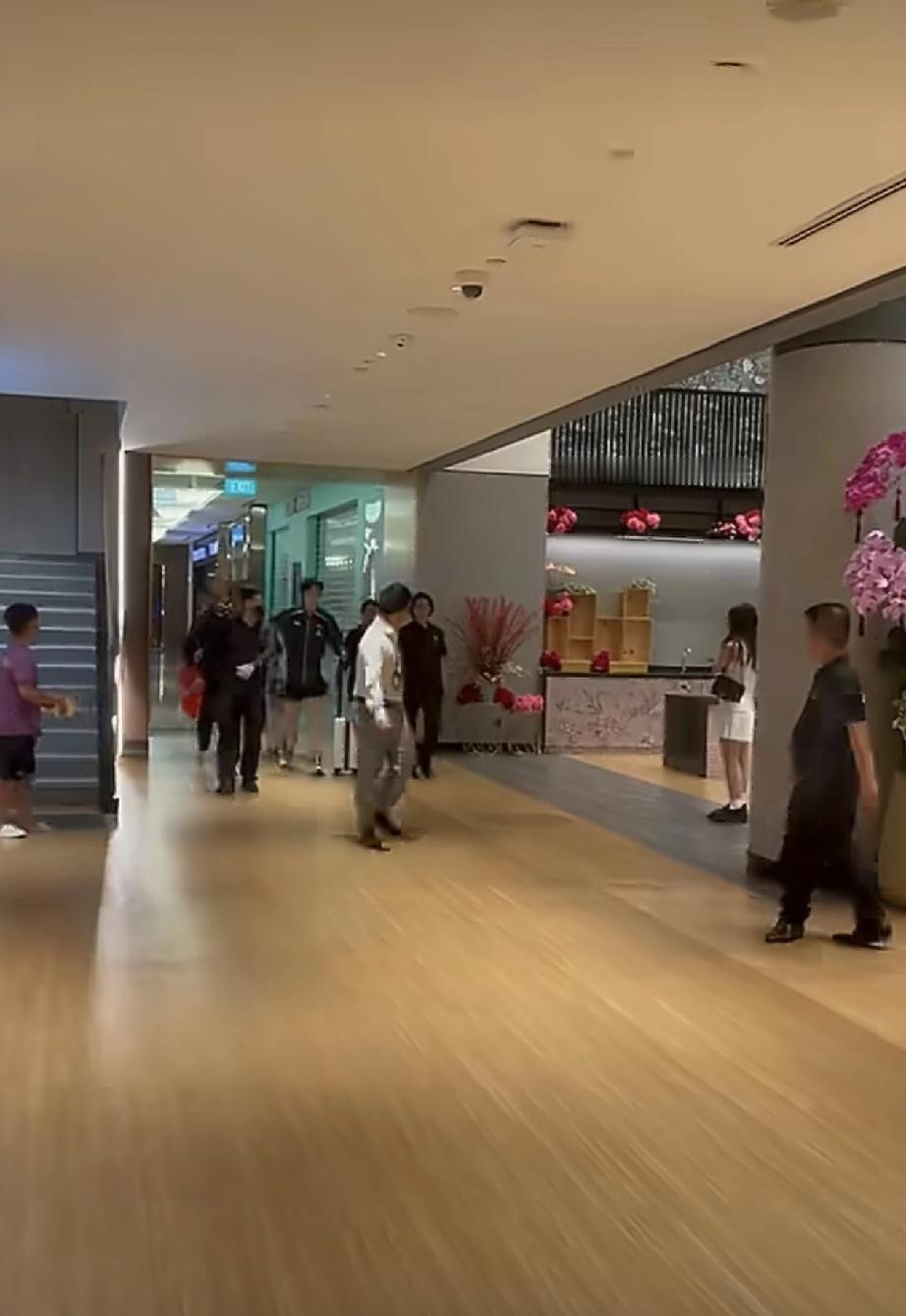 王楚钦好温暖💖，尤其是面对小孩子[赞][笑着哭]，昨晚在新加坡大满贯首轮比赛上