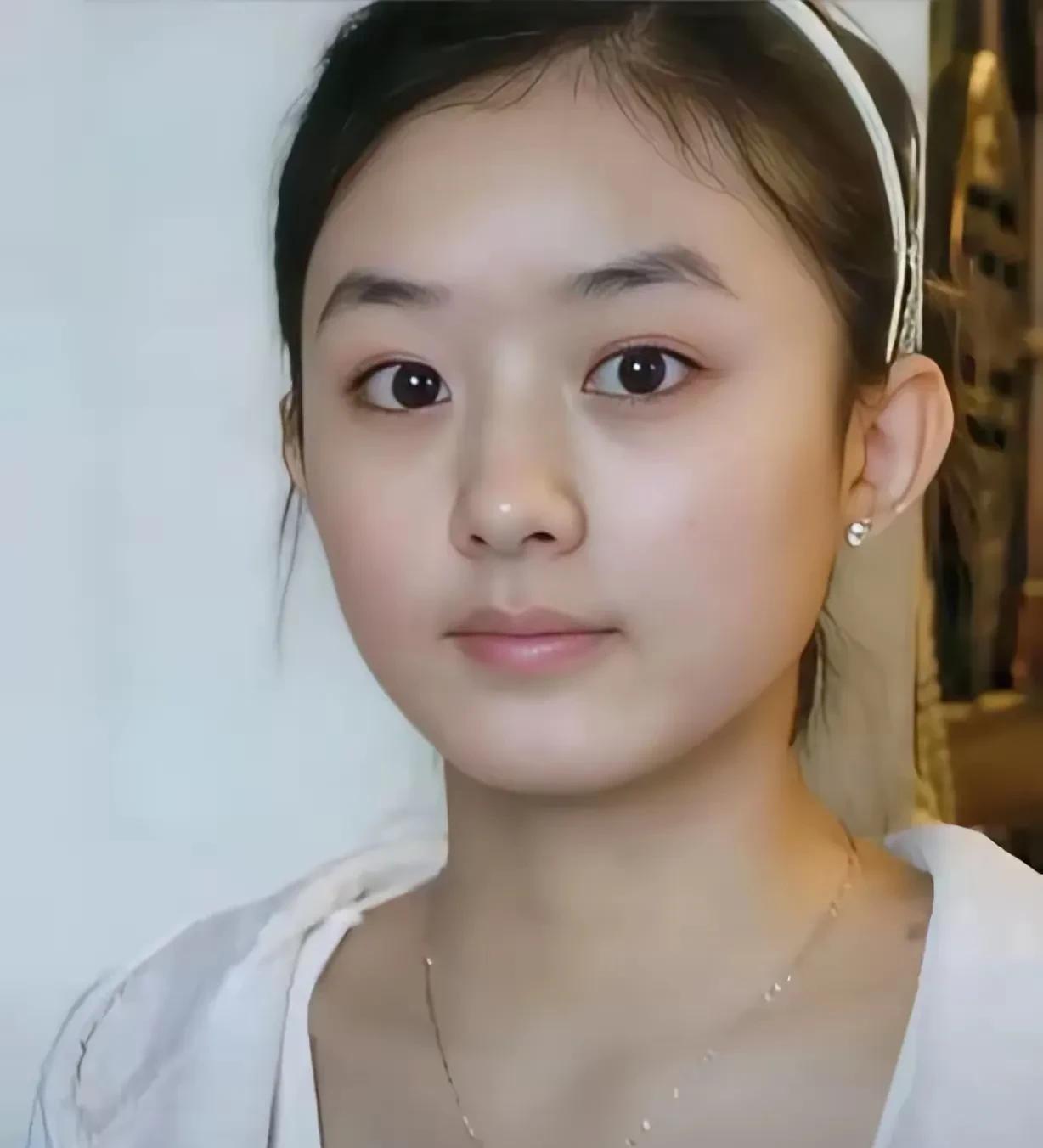 这是2005年，赵丽颖毕业于电子信息工程学校空乘专业，但因为家庭条件限制，没有报