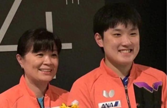 张本智和妈妈：王楚钦才是真正世界第1，我儿子和人家差得远呢！横滨冠军赛上，张本