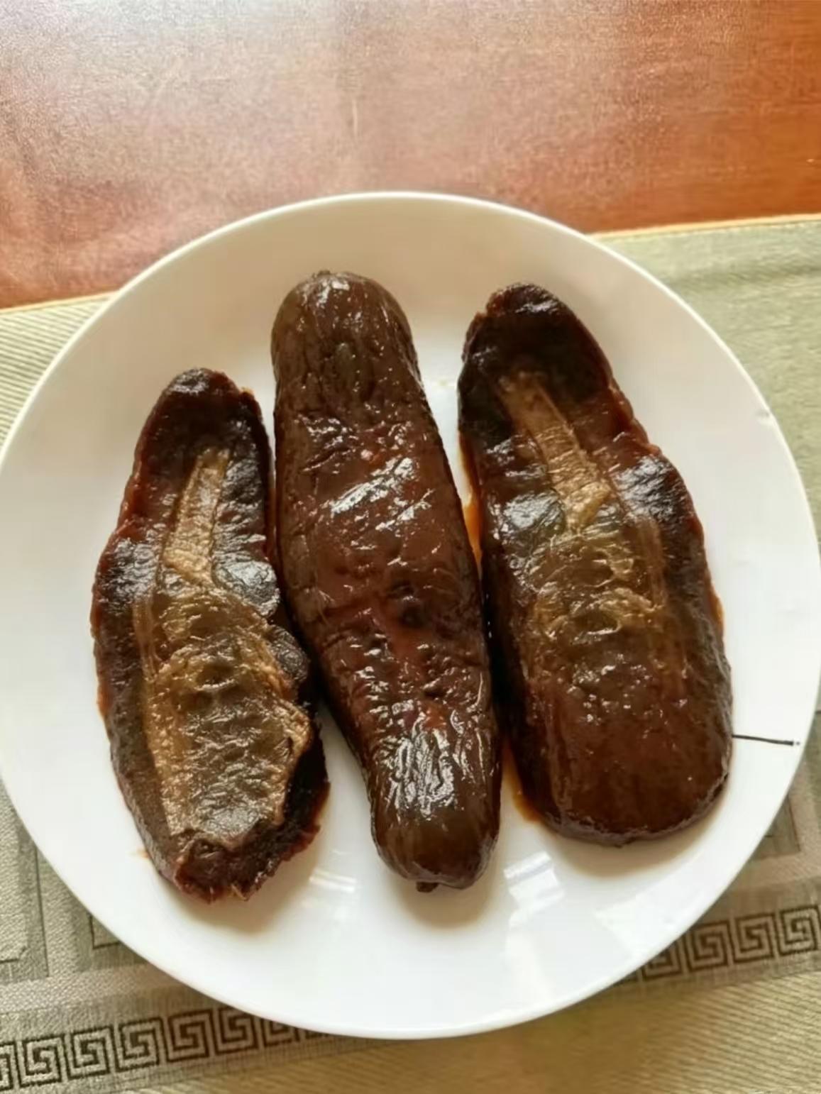 广西有一名男子到老朋友家做客，朋友的妻子专门做了饭款待他，但是上来的菜味道奇怪，
