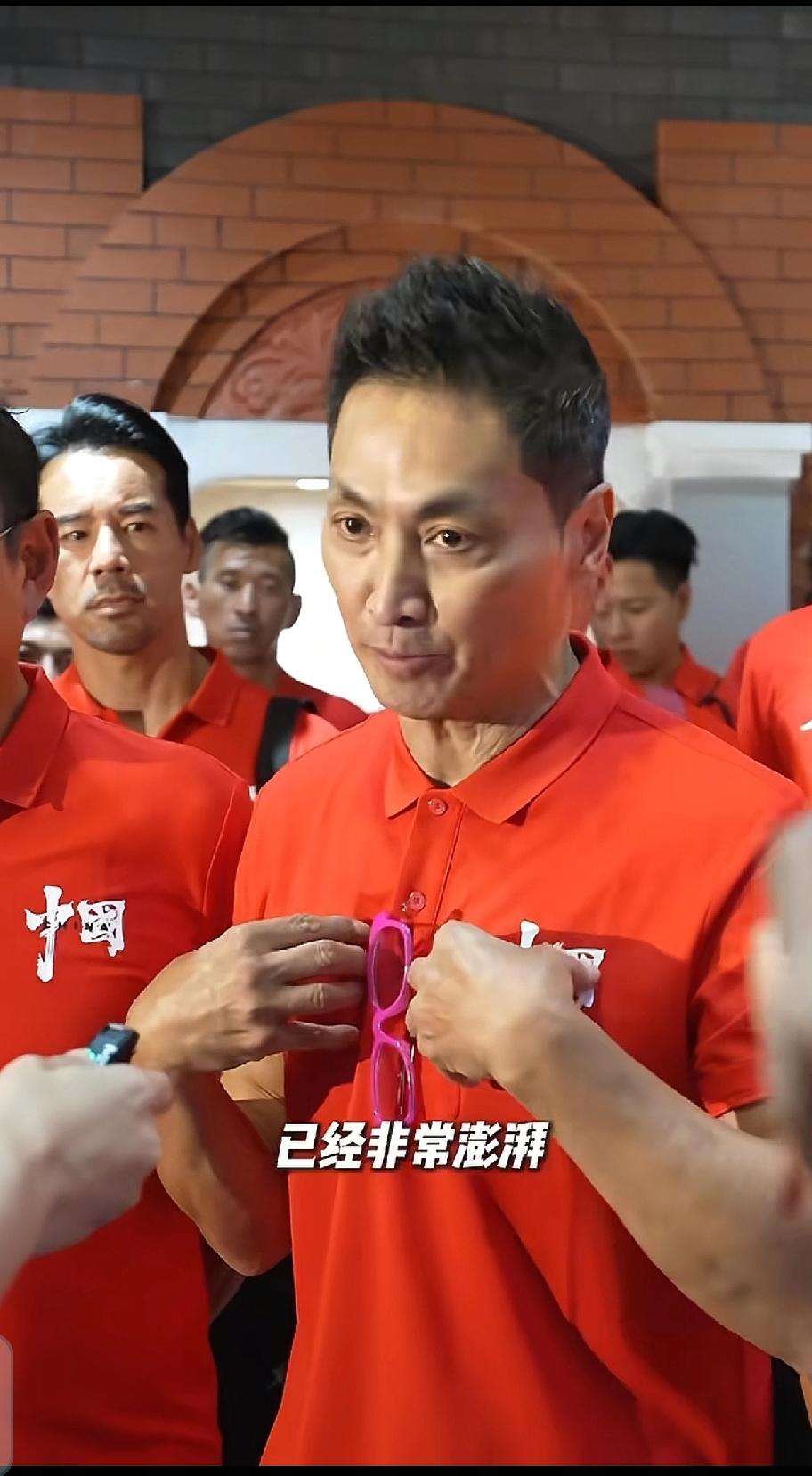 香港艺人观看大阅兵唱国歌时，何家劲说他和黄日华眼泪都出来了。在看到人民子弟兵踢正