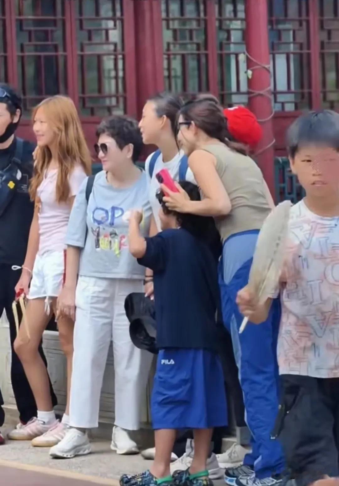 蔡少芬、张晋夫妻俩带着孩子现身贵州游玩，大女儿好高啊，已经长成蔡少芬的翻版了！