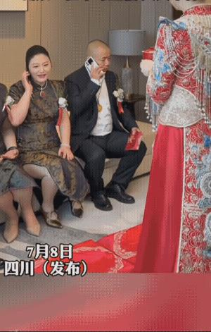 新郎新娘大喜的日子里，到了新娘给公公婆婆的的敬茶环节，公公、婆婆却都来了电话。巧