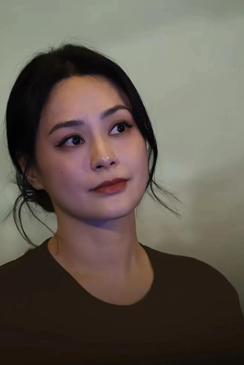 44岁的阿娇生图绝美，看着胖了点，气质更温婉了，但五官还是很惊艳。#阿娇##钟