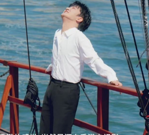 周深的维港打卡太有画面感！指尖轻触星光大道的掌印，身后是维港的鎏金海面，港剧里的