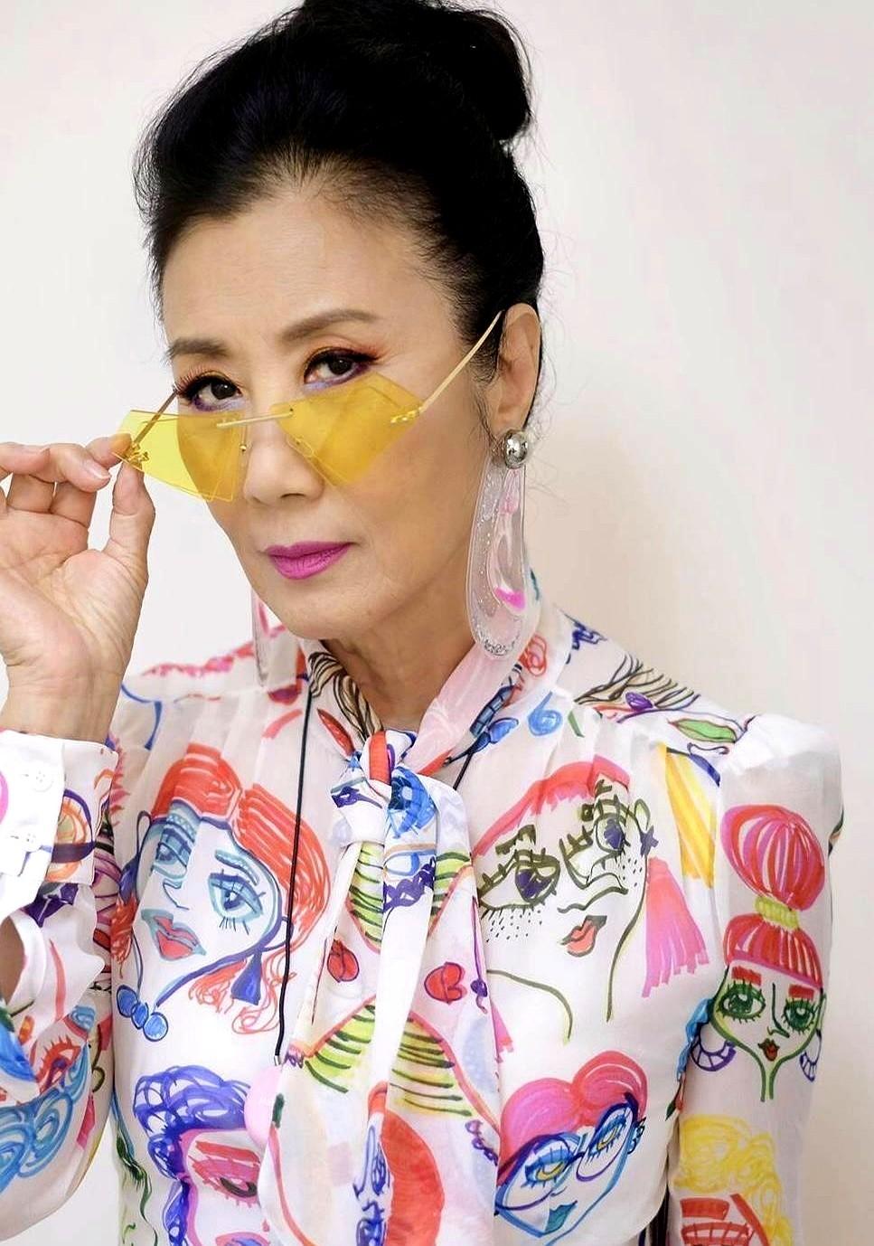 61岁穿上婚纱，身边站着那个陪她扛过两次癌症的男人。50岁才定下终身，汪明荃