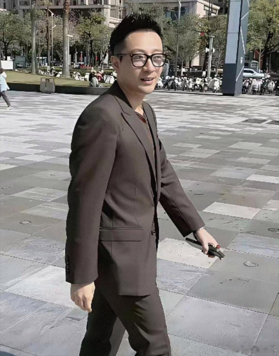 别再迷信霸道总裁人设咯。汪小菲在麻六记，根本就不是董事长哟。瞧瞧股权就明白啦：他