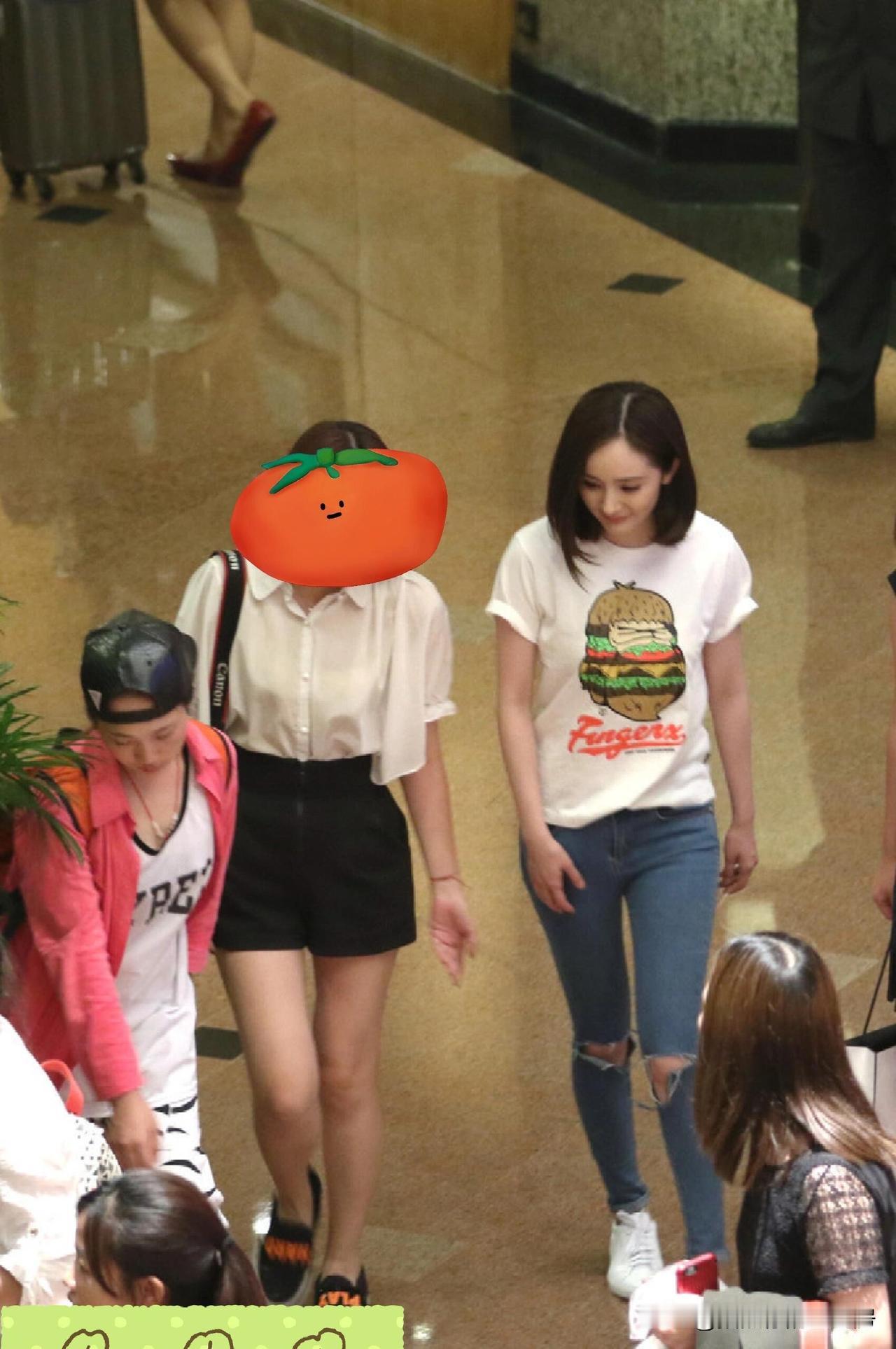 路人视角的杨幂穿条牛仔裤都这么地好看！杨幂杨幂身材牛仔裤如何做一个有魅力和