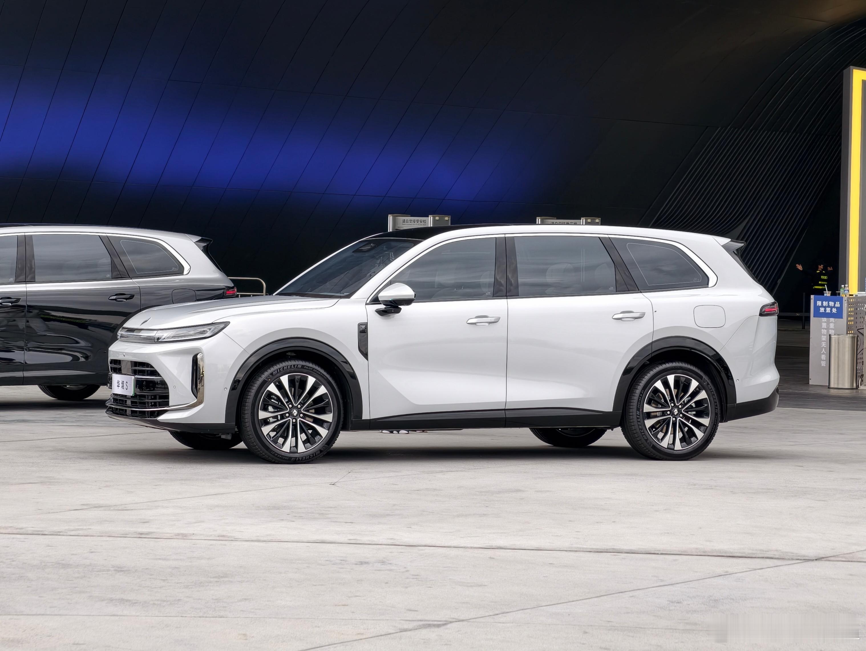 有朋友想看华境S的外观，安排！巴斯夫车漆主打一个错落有致，光暗分明，对比度拉满。