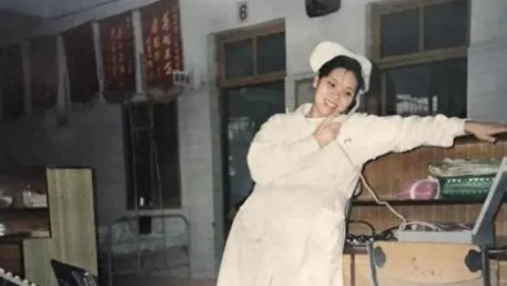1999年黑龙江暖心催泪往事！19岁年轻护士路边捡回一名10岁流浪男孩，倾尽所有