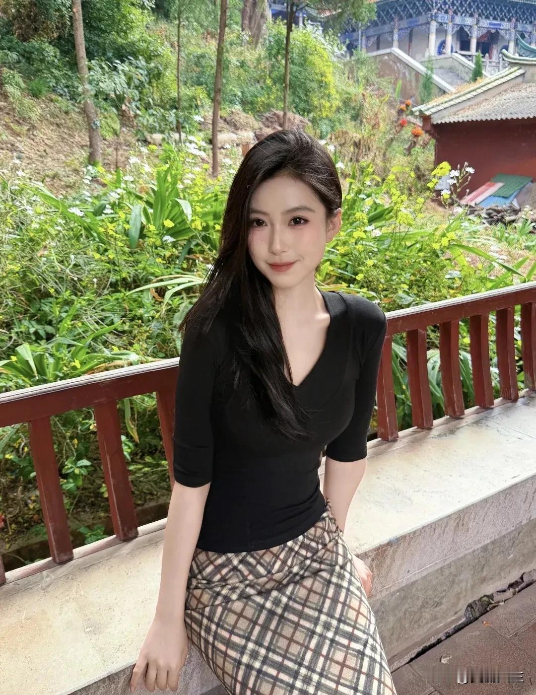 淮海中路的宋庆龄故居，葱郁的香樟遮天蔽日，阳光透过枝叶在米白色的西班牙建筑上印上