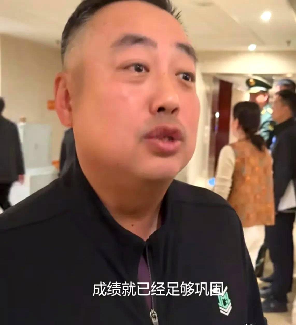 樊振东跌出世界排名，你以为他凉了？刘国梁冷笑一声，把底牌砸在桌上。你看看朱