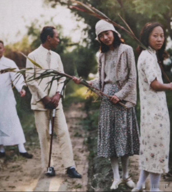 末代皇帝溥仪与皇后婉容吃甘庶的照片你见过吗？这是1930年天津静园，婉容身着当时最时兴的针织开衫配碎