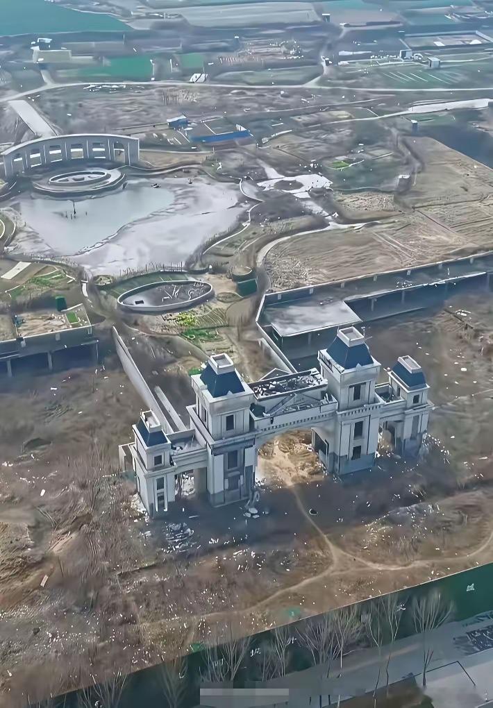 买恒大房子前看的宣传图很心动，实际买房后，只建了几个柱子而已