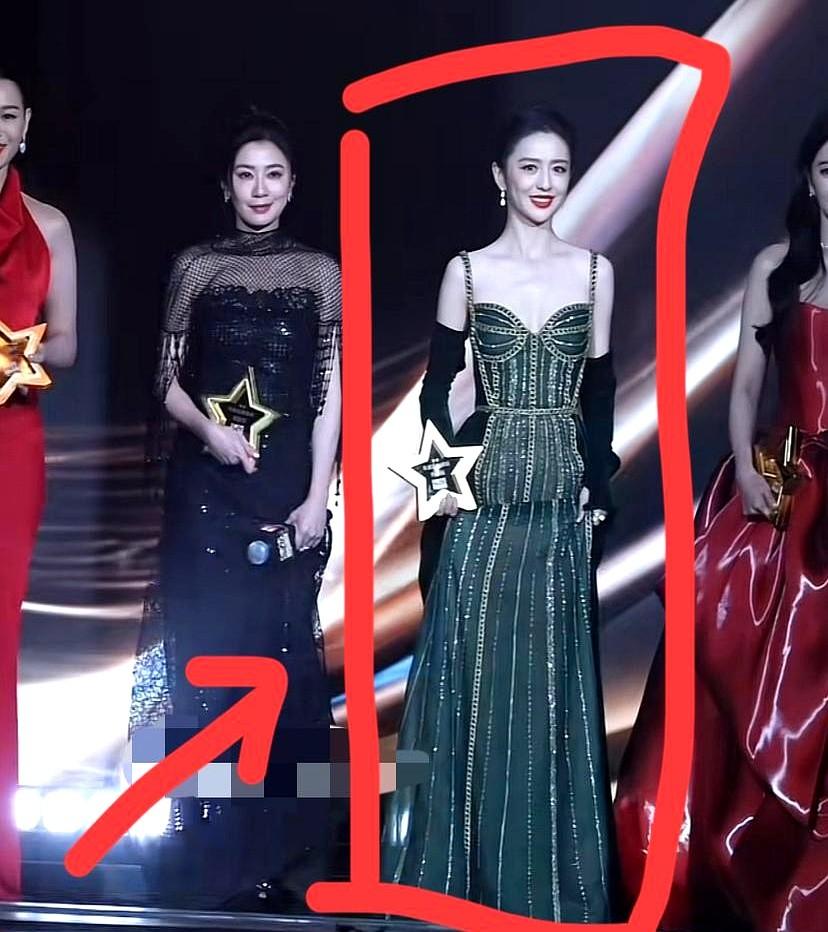 董璇没想到佟丽娅2025盛典这么吸睛2025年国际盛典上，佟丽娅穿湖绿色礼服